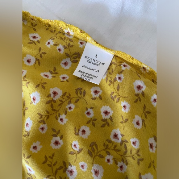 Lipslide Women’s Yellow Floral Blouse,Size Large. - Picture 9 of 10